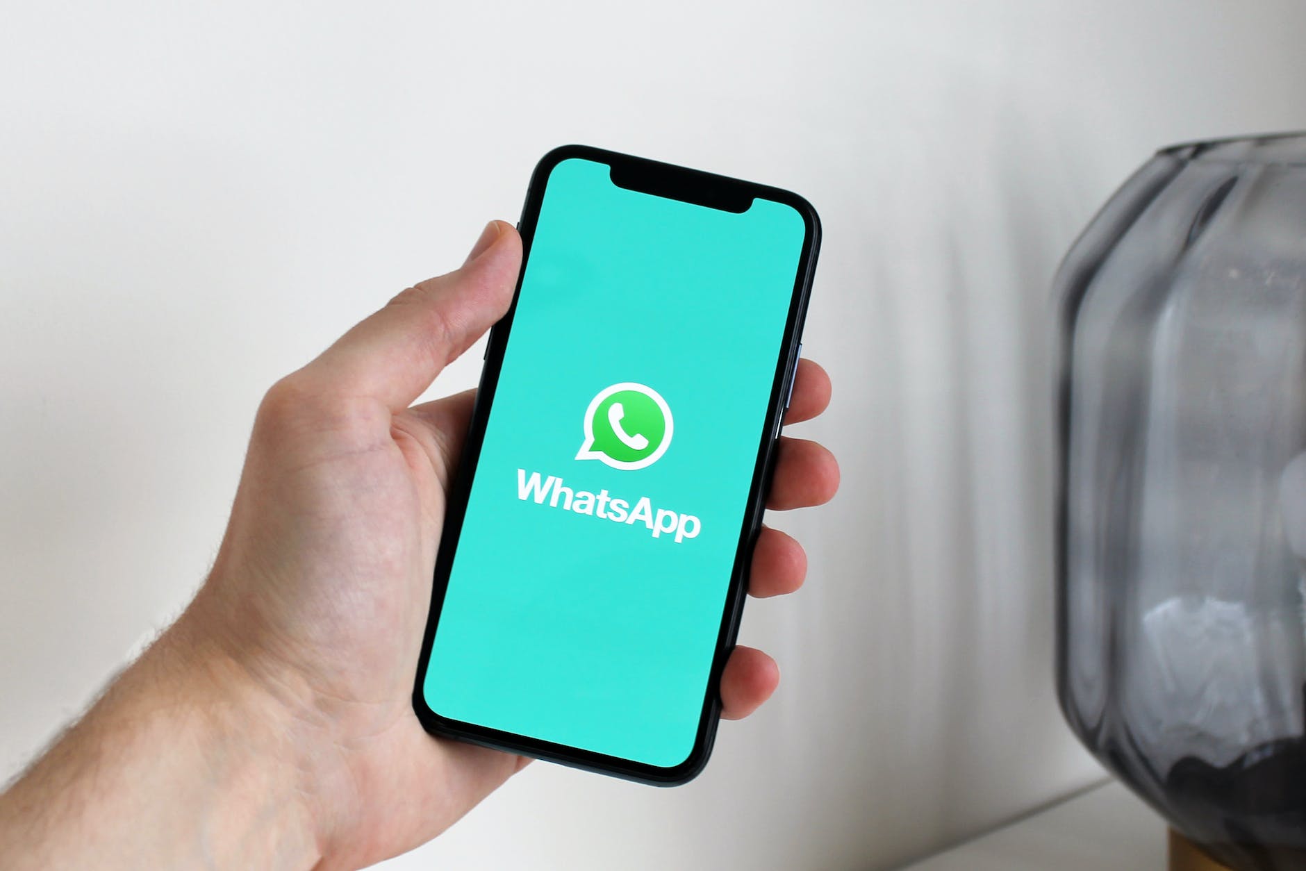 WhatsApp Brings AI-PoweredProfile Photos and Group Icons toiOS